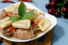 Thịt gà kho măng non là món ăn dễ làm nhưng lại rất trôi cơm, vị cay của ớt thấm trong thịt gà, trong từng khúc măng giòn giòn, đậm đà, ngon vô đối.