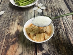Măng tây xanh rửa sạch, cắt bỏ phần gốc nếu già và xơ. Chao đổ ra chén, dầm nhuyễn bằng muỗng hoặc cho vào máy xay mịn. Sau khi xay mịn chao, thêm 2 - 3 muỗng đường để giảm bớt độ mặn, định lượng đường và chao thay đổi tùy khẩu vị.