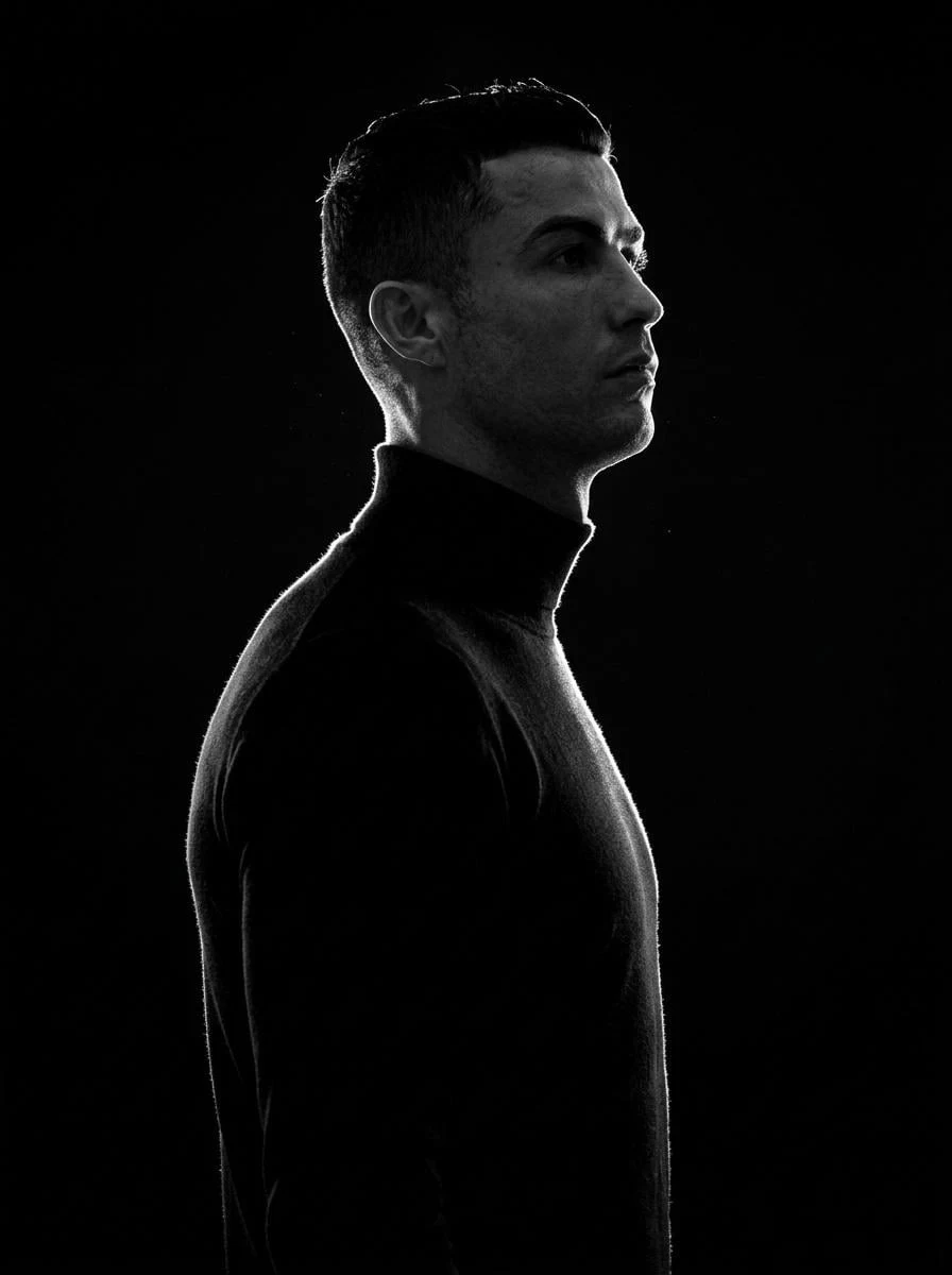 Un retrato cinematográfico minimalista en blanco y negro que muestra a dos individuos (un hombre y una mujer) en estricta...