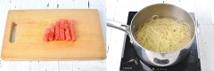Đun sôi nồi nước, cho mì vào luộc chín và vớt ra xả qua nước lạnh cho tơi mì, để ráo. Cho mì ra tô, thêm giá, dưa leo, cà rốt, hành tây xung quanh và dưa hấu ở giữa rồi rưới nước sốt đã pha lên trên. Trang trí thêm trứng luộc, chút mè rang là hoàn thành. Khi ăn chỉ cần trộn đều lên là xong nha.