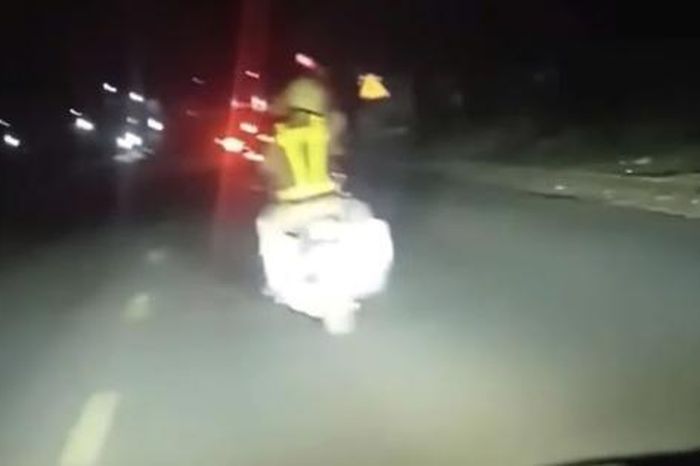 CLIP: Hai nữ sinh được CSGT Đắk Lắk kịp thời dẫn đường đi cấp cứu - Báo Người Lao Động