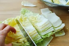 Cải thảo cắt khúc, cho vào thau nước có hòa tan 15gr muối, ngâm khoảng 2 giờ.