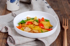 Múc thịt heo xào khoai tây cho ra đĩa, bày trí đẹp mắt và dùng với cơm nóng. Những miếng thịt chín dai béo, khoai tây bùi bùi, ớt sừng cay thơm cùng gia vị nêm đậm đà là những yếu tố quan trọng làm nên món thịt xào khoai tây thơm ngon khó cưỡng cho bữa cơm gia đình nhé.