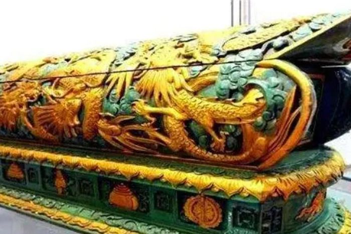 Một nhát cuốc làm lộ mộ cổ, bên trong có 'quan tài rồng' gây kinh ngạc - Báo Tri thức &amp; Cuộc sống