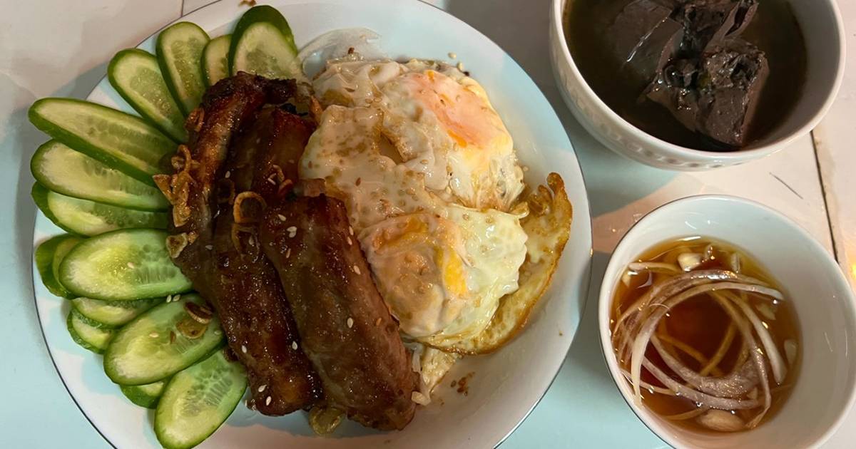 Cơm sườn nướng -mắm dứa chua ngọt-canh tiết trâu