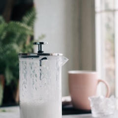 Đun nóng 200ml sữa đến khoảng 40°C, cho vào bình French press, đậy nắp lại, liên tục kéo, đẩy thanh chặn của bình để tạo bọt sữa. Sau khoảng 2-3 phút lớp bọt sữa mịn màng sẽ được tạo thành.