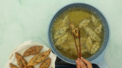 Chiên bánh: Bắc chảo dầu sôi, cho bánh vào chiên ngập dầu đến khi bánh nổi lên và chuyển màu vàng đậm thì vớt ra.