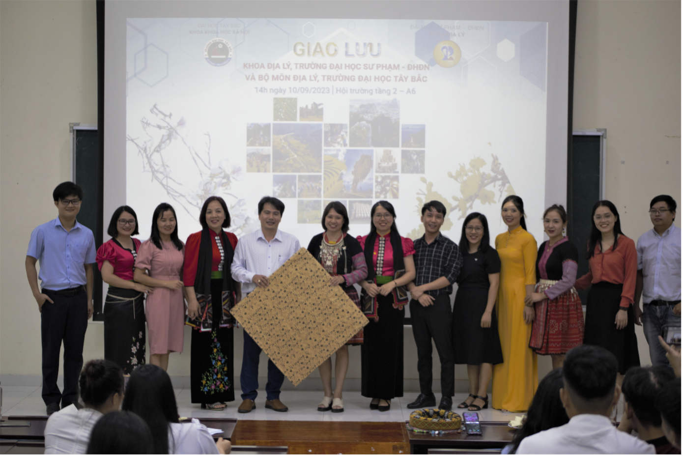 Giảng viên và sinh viên Bộ môn Địa lí tham gia giao lưu, chia sẻ chuyên môn và kết nối cộng đồng tại Trường Đại học Sư phạm Đà Nẵng