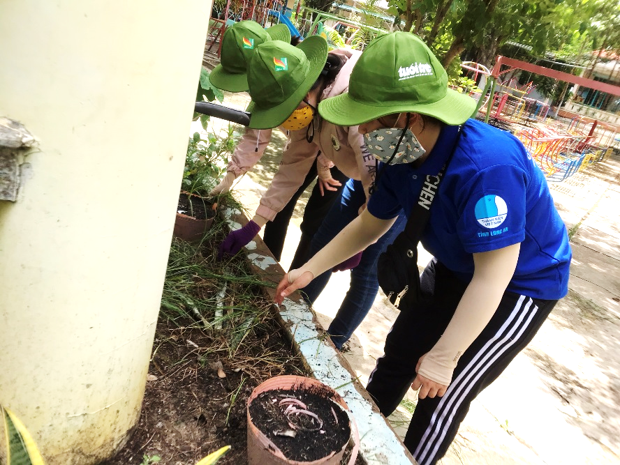 Dọn cỏ, trồng thêm cây xanh và hoa cho Trường Mẫu Giáo tại xã Hưng Điền B, huyện Tân Hưng, tỉnh Long An