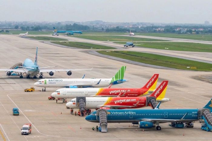 Vé máy bay dịp 30/4 tăng giá, nhiều chặng du lịch kín chỗ - Đài Phát thanh và truyền hình Hà Nội