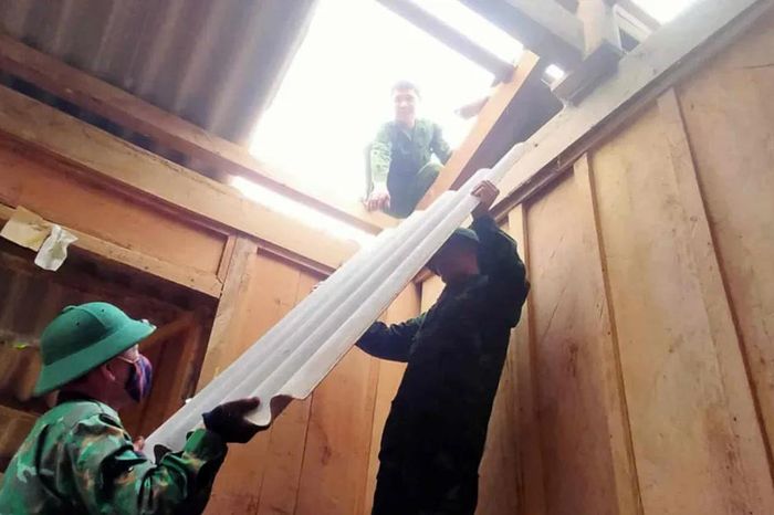Bộ đội biên phòng giúp người dân khắc phục hậu quả lốc xoáy - Báo Sài Gòn Giải Phóng