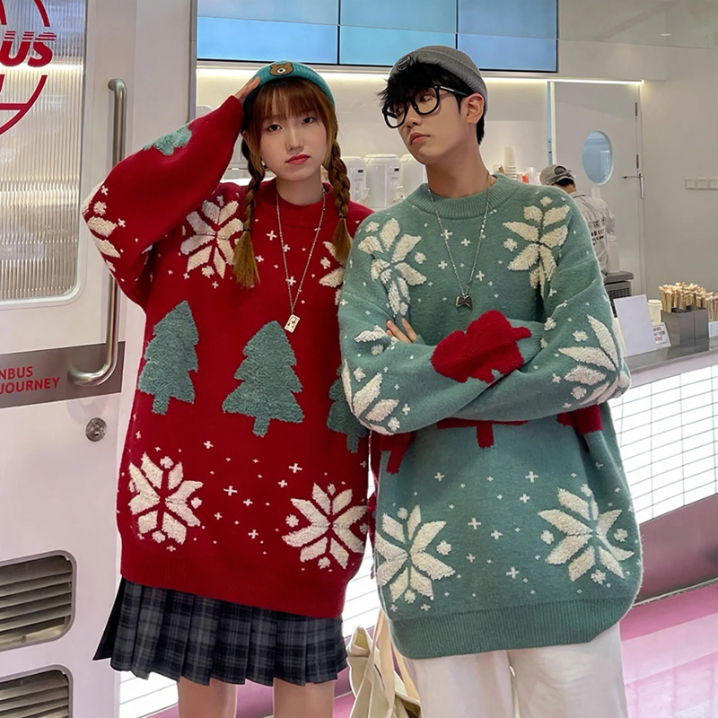 Loose-fitting Christmas knit sweater with reindeer motif