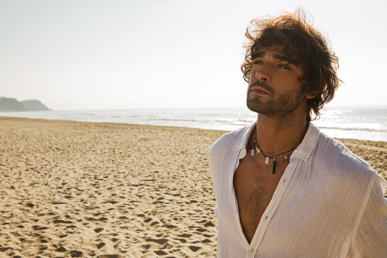 Marlon Teixeira na praia, campanha do empreendimento RARO