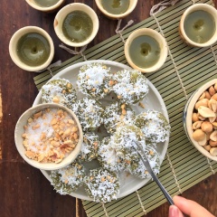 Cho bánh ra đĩa rồi ăn kèm với dừa nạo và muối đậu phộng là tuyệt nhất đó. Bánh mềm ngọt, thơm lừng mùi lá dứa, chút dừa sần sật, mằn mặn muối đậu, cả gia đình sẽ gật gù khen ngon đó. Cách làm bánh bèo ngọt đơn giản như vậy thôi nhất định các bạn phải lưu lại để dành nha!!