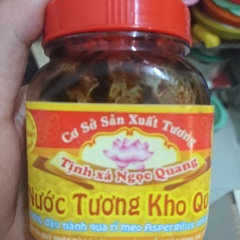 Khi hai mặt cá vàng đều bạn thêm tương kho quẹt, ớt sa tế vào chảo cá. Thêm nước vào cá, đun với lửa nhỏ. Đến khi nước cạn sệt lại bạn cho ra dĩa ăn cùng cơm nóng rất ngon đấy.
