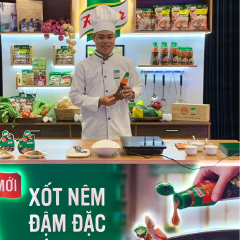 Đùi gà rửa sạch, dùng mũi dao nhẹ vào trong phần thịt gà khi nấu sẽ nhanh chín và ngấm gia vị hơn. Hành củ băm nhỏ. Tỏi băm, gừng băm. Hoa hồi, quế cây. Tương cà, tương ớt, gia vị nêm. Xốt nêm đậm đặc Knor thịt gà.