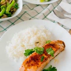 Khi dùng, cho cá hồi ra đĩa, rưới nước sốt lên và thưởng thức. Món này dùng nóng với cơm trắng thì tuyệt vời không còn gì để nói luôn đó.