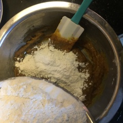 Trộn đều ba nguyên liệu bột mì, baking soda và muối rồi chia thành 3 phần. Rây phần thứ nhất vào hỗn hợp bơ đường và trộn đều, rồi lần lượt rây các phần thứ hai thứ ba cũng trộn đều cho bột mì cùng bơ quyện lại.