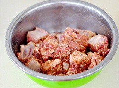 Sườn non rửa sạch, chặt khúc, ướp với 1 muỗng canh nước màu, 1 muỗng canh nước tương, 1 muỗng canh nước mắm, 1 muỗng canh đường trắng khoảng 10 phút.