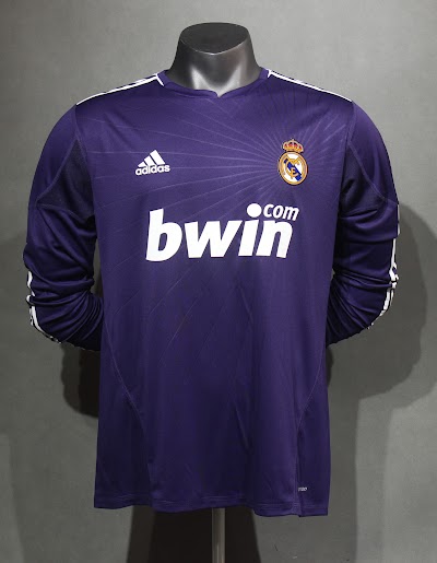 Retro 2010-11 Real Madrid Visitante.jpeg