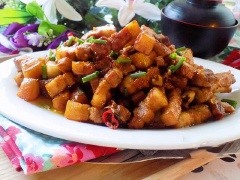 Món thịt kho tiêu hành ớt mang hương vị ngon lành, hấp dẫn với vị đậm đà cho cả nhà một bữa cơm ấm cúng cùng nhau. Đừng chần chờ mà hãy lưu lại công thức ngay nhé.