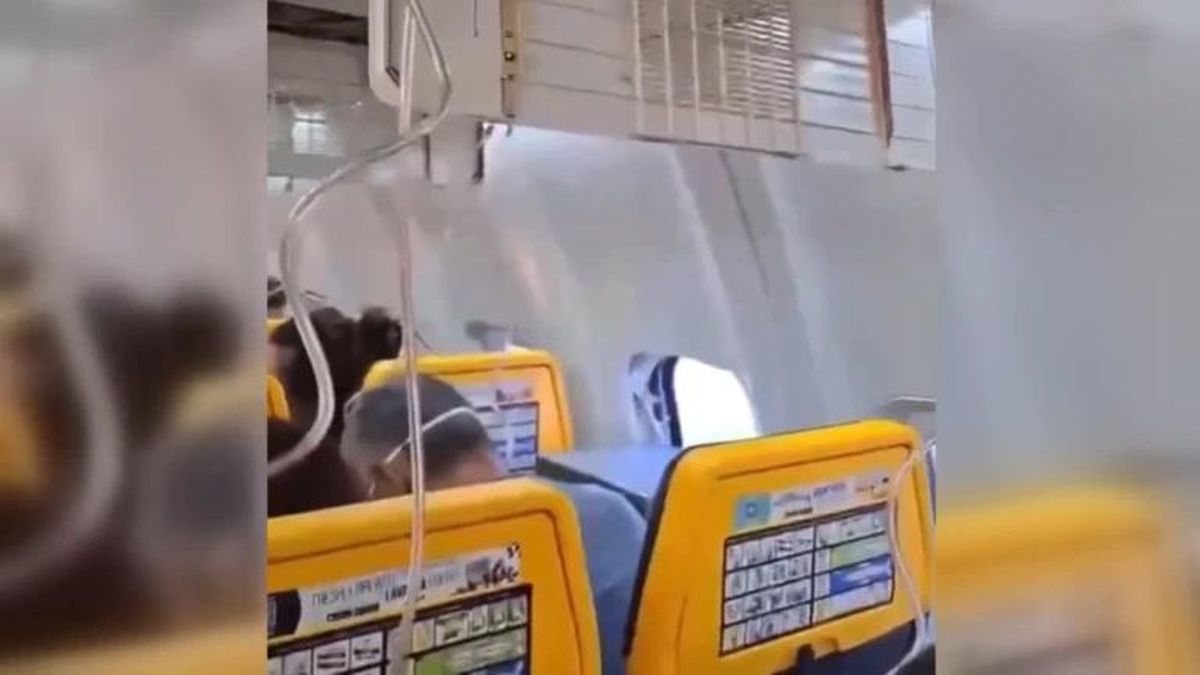 Hành khách trên Boeing bị hút một phần ra khỏi máy bay - Báo Giáo Dục &amp; Thời Đại