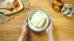 Bánh tráng mua về cắt thành miếng chữ nhật dài vừa ăn, cho vào chảo chiên nghe xèo khoảng vài giây rồi lấy ra cho vào tô có lót giấy thấm dầu để ráo.