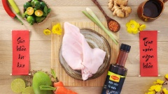 Chuẩn bị đầy đủ các nguyên liệu. Xoài xanh và cà rốt gọt vỏ, dùng dao răng cưa cắt thành những miếng vừa ăn, mỗi loại lấy 150gr. 50gr sả lấy 1/2 đem thái lát, 1/2 tước thành sợi dài. 50gr ớt sừng xanh đỏ, 30gr tắc, 30gr gừng đem thái lát. 30gr hành tím đem cắt làm 4.