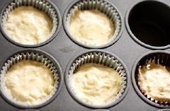 Sau đó đổ bột vào khuôn bánh cupcake, đem đi nướng ở 180 độ C trong vòng 15 - 20 phút là được. Bánh chín lấy thì lấy ra.