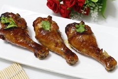 Nướng tới khi gà chín và chuyển màu vàng nâu đẹp mắt là có thể lấy ra thưởng thức ngay khi còn nóng sẽ ngon hơn.