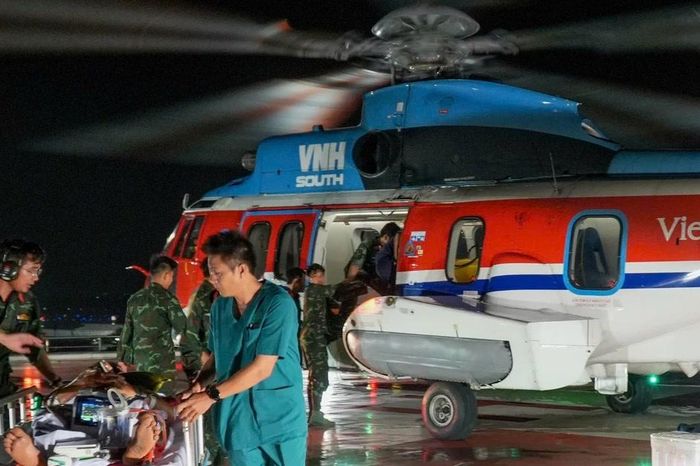 Hành trình xuyên đêm cứu bệnh nhân từ Trường Sa về đất liền - Báo Tri thức &amp; Cuộc sống