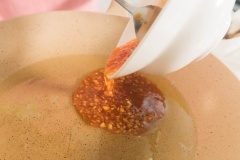 Pha sốt nước mắm bằng cách trộn đều hỗn hợp: 3 muỗng canh nước mắm, 2 muỗng canh đường, 1 muỗng canh tương ớt và 1 muỗng canh tỏi băm. Sau đó trộn gà và sốt trên chảo nóng khoảng 3 phút để gà thấm gia vị.