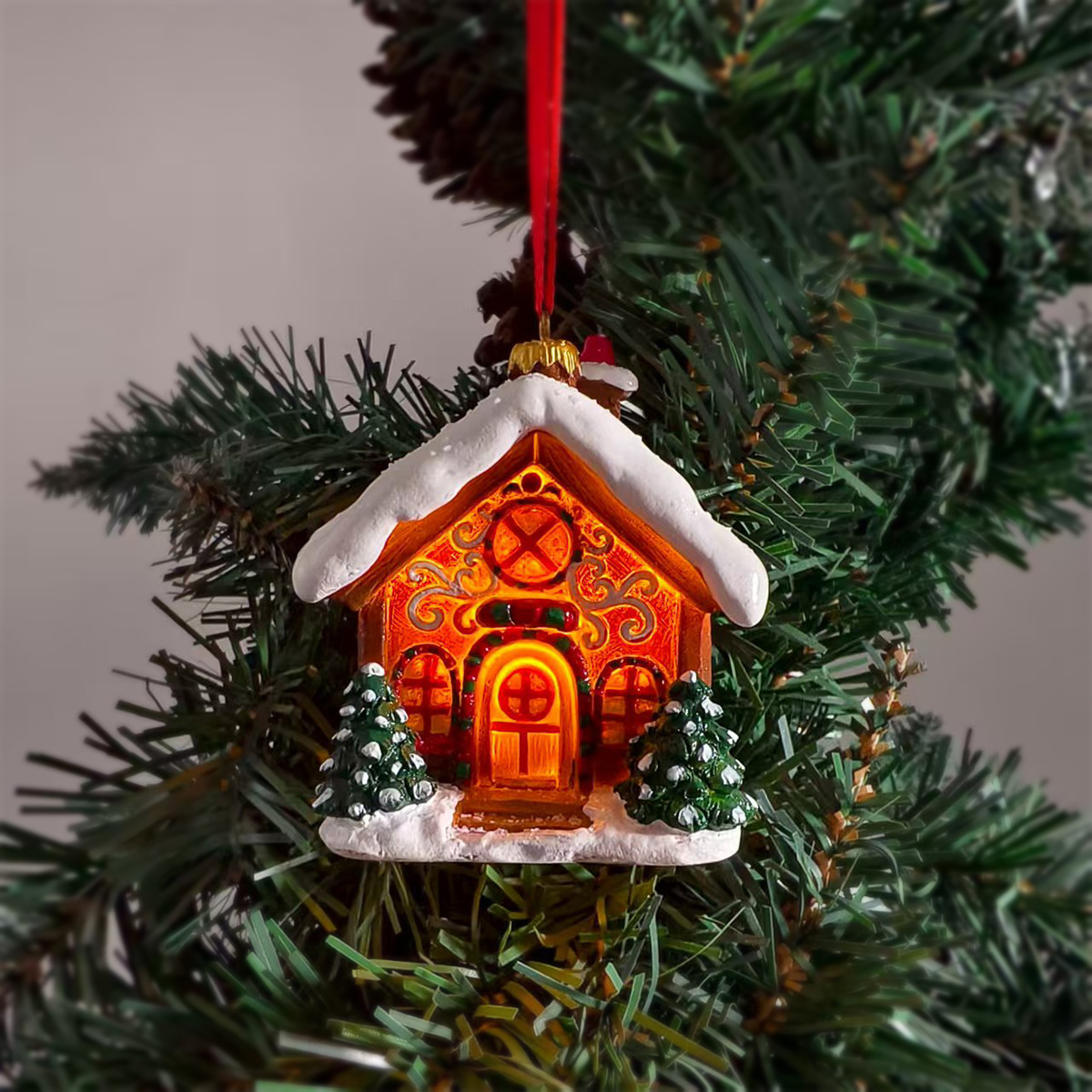 Weihnachtshaus-Anhänger mit Beleuchtung aus Kunstharz