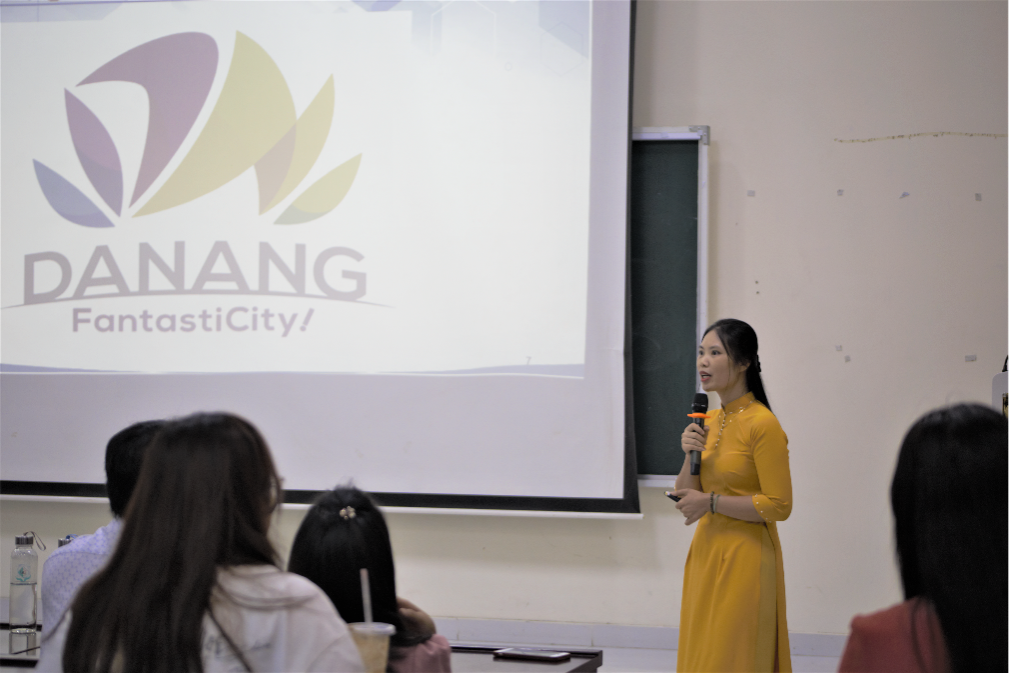 Giảng viên và sinh viên Bộ môn Địa lí tham gia giao lưu, chia sẻ chuyên môn và kết nối cộng đồng tại Trường Đại học Sư phạm Đà Nẵng