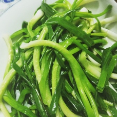 Cải nồi (bắp cải) xắt nhuyễn, rau muống và hành lá đem luộc. Thịt vịt cho vào nồi chung với nước và hành tím luộc cho mềm sau đó chặt khúc ra vừa ăn.
