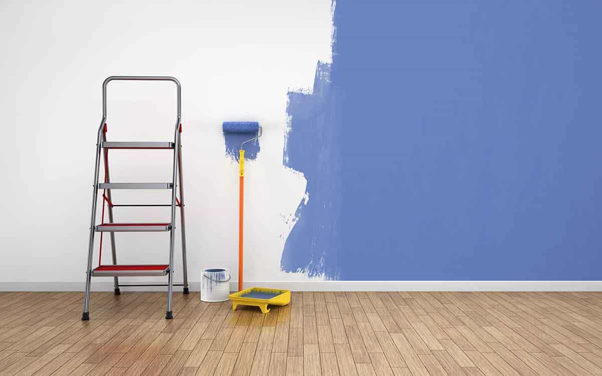Habitación siendo pintada por pintores profesionales en Tenerife con rodillo, escalera y materiales de primera calidad