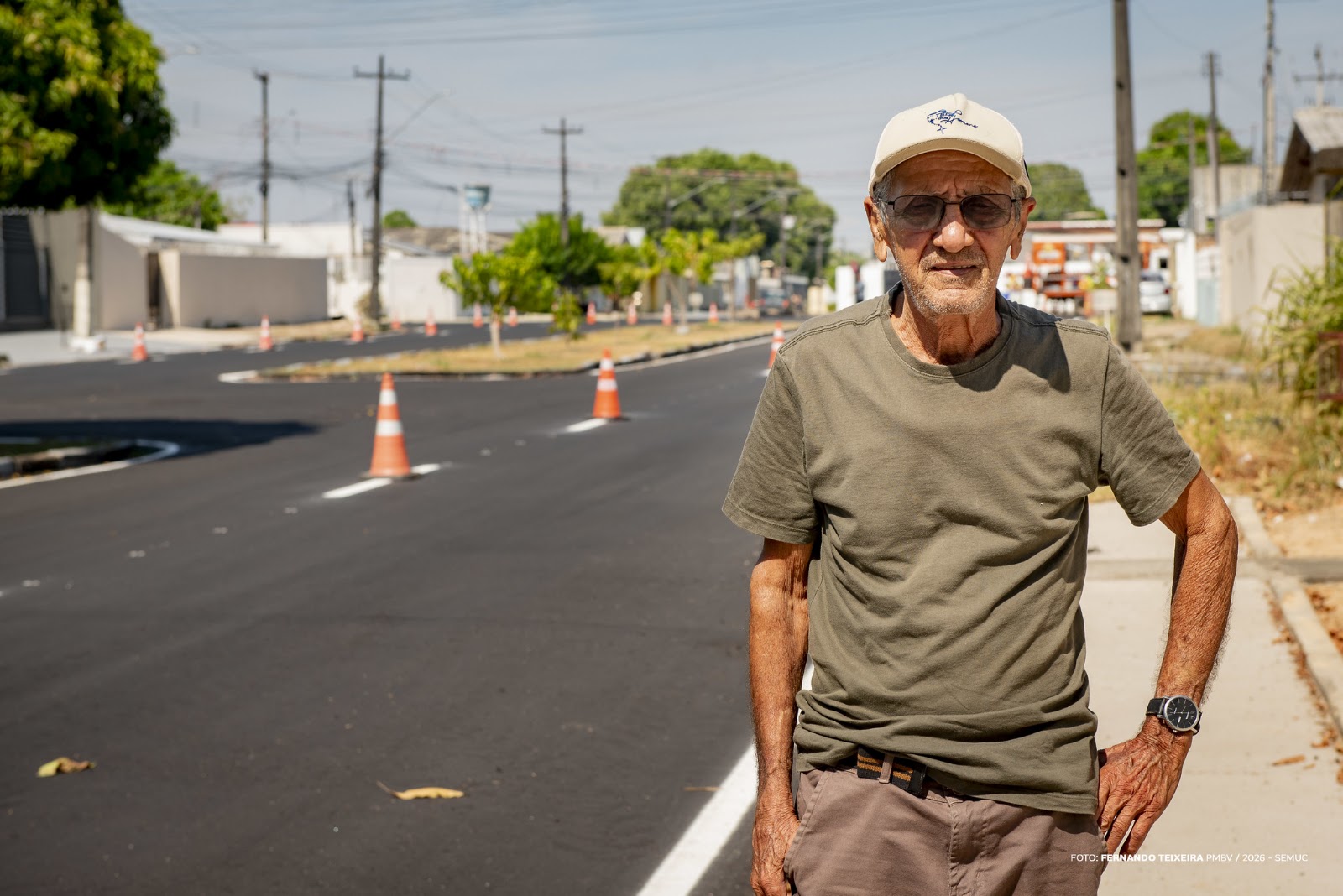 Moradores caminham por rua do bairro Mecejana que recebeu asfalto novo, destacando a melhoria na mobilidade urbana em Roraima.