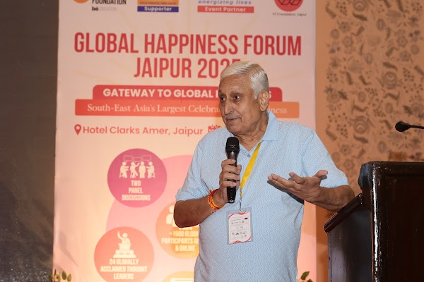 Speaker delivering closing keynote