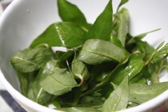 Hành tây bóc vỏ, cắt mỏng. Thả vào thau nước có pha chút giấm cho bớt hăng. Ớt bỏ hạt, cắt nhỏ. Rau răm rửa sạch.