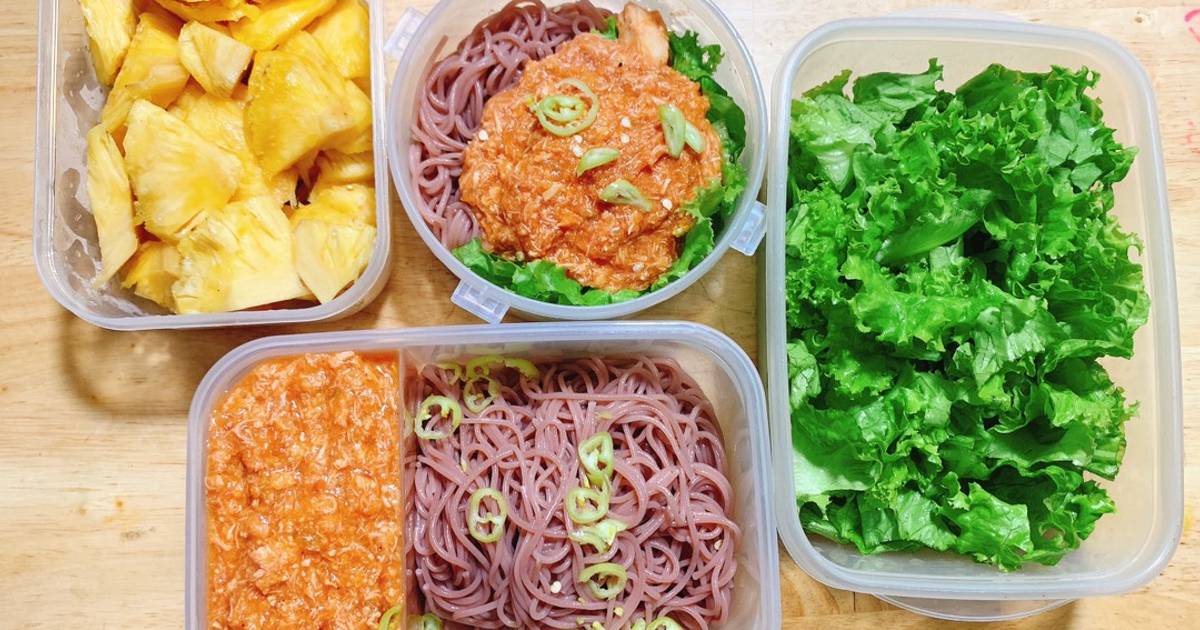 Bún gạo lứt sốt cà chua và ức gà