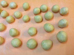 Nhào thật kỹ để được khối bột khoai mịn bọc nilon để nghỉ 1 tiếng. Chia bột khoai thành từng phần nhỏ. Vê bột thành những viên trong nhỏ. Đun 1 nồi nước sôi, thả viên khoai vào. Chuẩn bị sẵn 1 tô nước lọc, khi phần khoai dẻo nổi lên trên mặt nước thì dùng vá có lổ thủng vớt ra, thả vào nước đá cho khoai không dính.