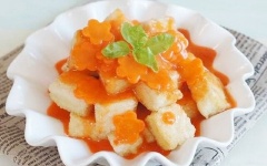 Cho đậu hũ non đã chiên ra đĩa, chan nước sốt cà rốt vào và dùng ngay với cơm bên gia đình, người thân nhé!