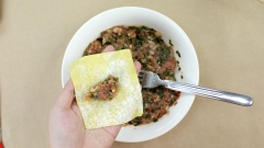 Trộn nhân hoành thánh gồm 120gr thịt băm, 60gr tôm băm, 20gr hành tím băm, 30gr hẹ cắt nhỏ, 3gr tiêu và 15gr xốt Thịt nướng xá xíu còn lại. Lấy vỏ hoành thánh bọc nhân lại bên trong thành những khối hình đồng tiền như hình. Đun sôi nước, cho hoành thánh vào luộc 3 phút đến khi hoành thánh chín, nổi lên mặt nước thì vớt ra.