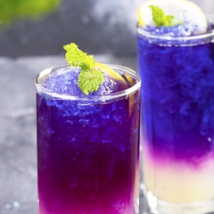 Trang trí một lát chanh và một nhánh lá húng lủi be bé lên trên mặt và thưởng thức ngay ly soda đủ màu sắc. Chỉ với những nguyên liệu hết sức đơn giản, dễ tìm là bạn đã có một cách biến tấu hoàn toàn mới, công thức trên sẽ "hô biến" ly soda chanh thông thường của bạn thành cả dải ngân hà đủ màu sắc.