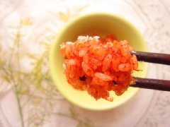 Cho xôi ra chén, rắc thêm đậu phộng rang giã dập, mè rang và đường lên trên là có thể dùng.