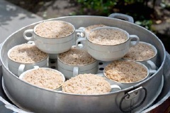 Cho bát cơm vào xửng hấp trong 15-20 phút cho đến khi cơm chín nục. Sau đó úp bát lên đĩa, gõ nhẹ cho cơm rời ra.