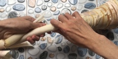 Bóc vỏ măng.