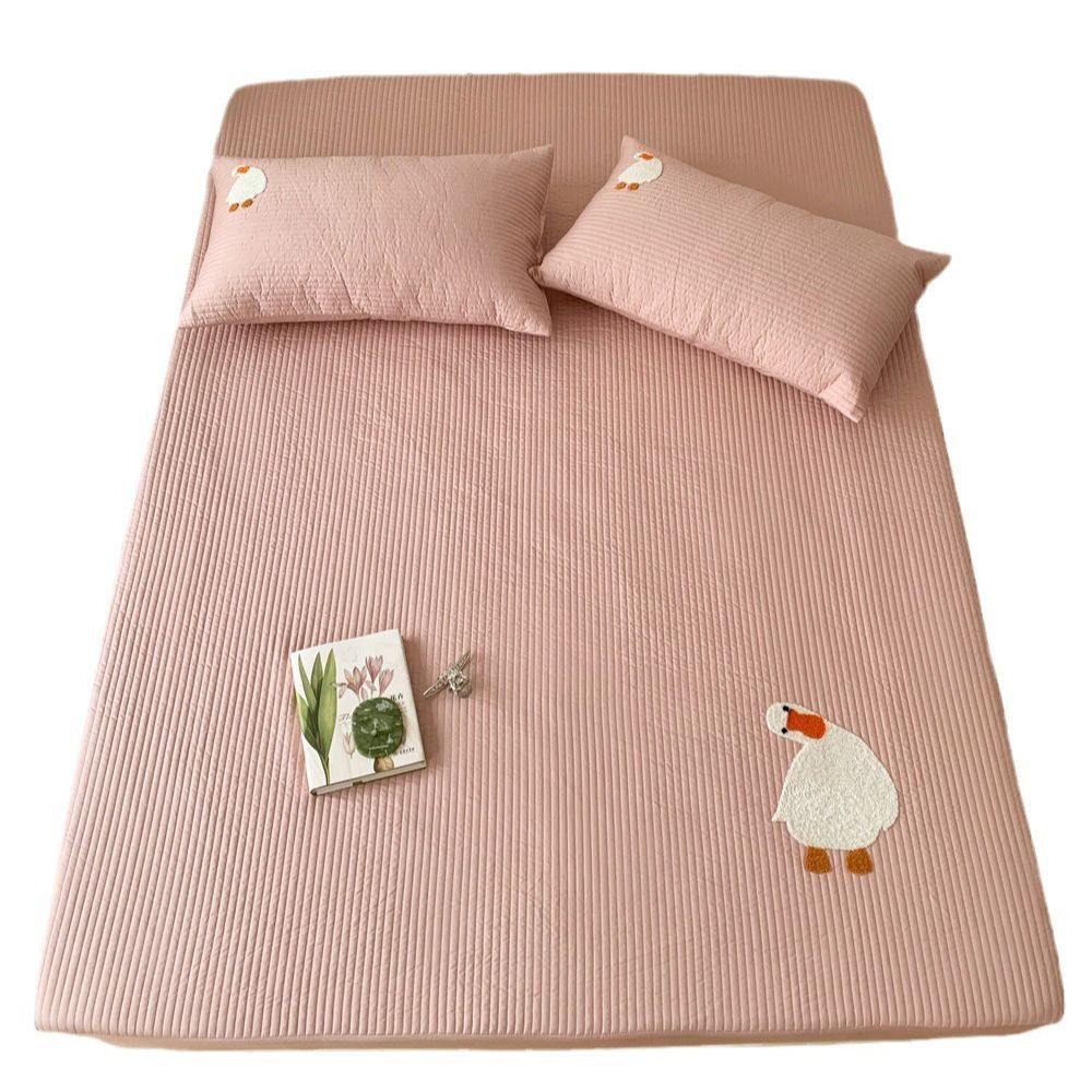 Quilted cotton fitted sheet with cartoon embroidery