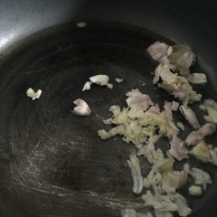 Cho 1 muỗng canh dầu ăn vào chảo, sau đó cho 1 muỗng canh tỏi băm vào phi thơm.