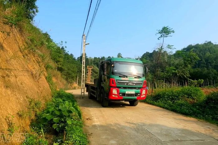 Đường mở rộng, cột điện vẫn 'án ngữ', tiềm ẩn nguy cơ mất an toàn giao thông - Báo Lào Cai